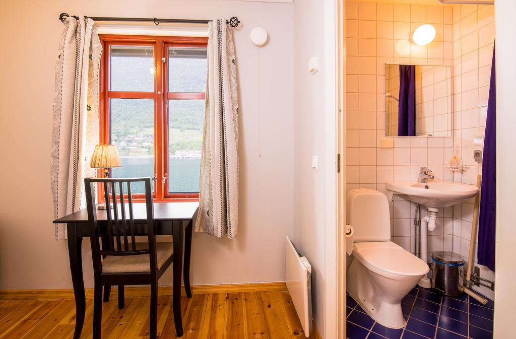 Nesset Fjordcamping Olden Room photo