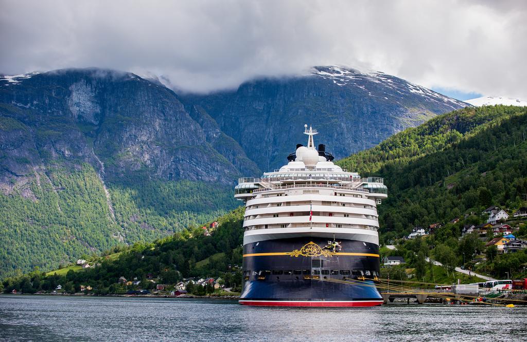 Nesset Fjordcamping Olden Exterior photo